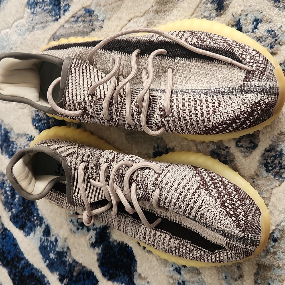 Mens sneaker size 9.5